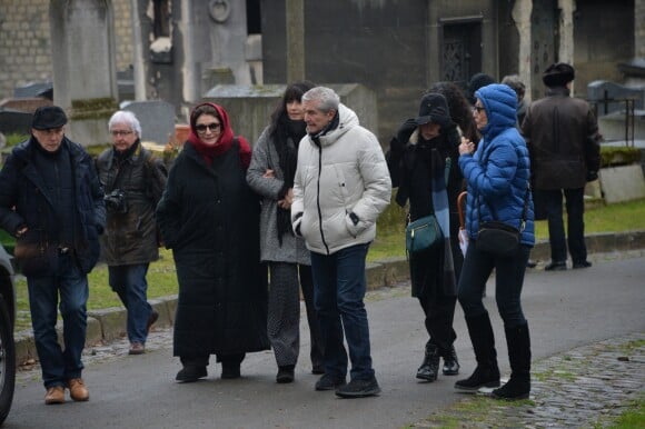 Anouk Aimée, Valérie Perrin, son compagnon Claude Lelouch, Arlette Gordon et Martine Lelouch (soeur de Martine Lelouch) lors de la cérémonie religieuse en hommage à Pierre Barouh au cimetière de Montmartre à Paris le 4 janvier 2017.