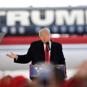 Donald Trump en meeting devant son avion de campagne à Wilmington dans l'Ohio le 4 novembre 2016.