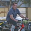 Exclusif - Arnold Schwarzenegger fait du vélo avec une attelle au pied droit dans le quartier de Venice à Los Angeles, Californie, Etats-Unis, le 6 janvier 2017.
