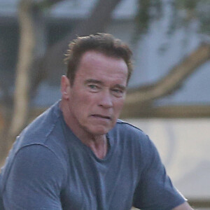 Exclusif - Arnold Schwarzenegger fait du vélo avec une attelle au pied droit dans le quartier de Venice à Los Angeles, Californie, Etats-Unis, le 6 janvier 2017.