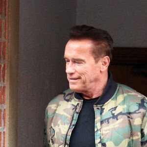 Arnold Schwarzenegger sort d'un cabinet médical avec une attelle à la jambe droite, à Beverly Hills. Los Angeles, le 4 janvier 2017.