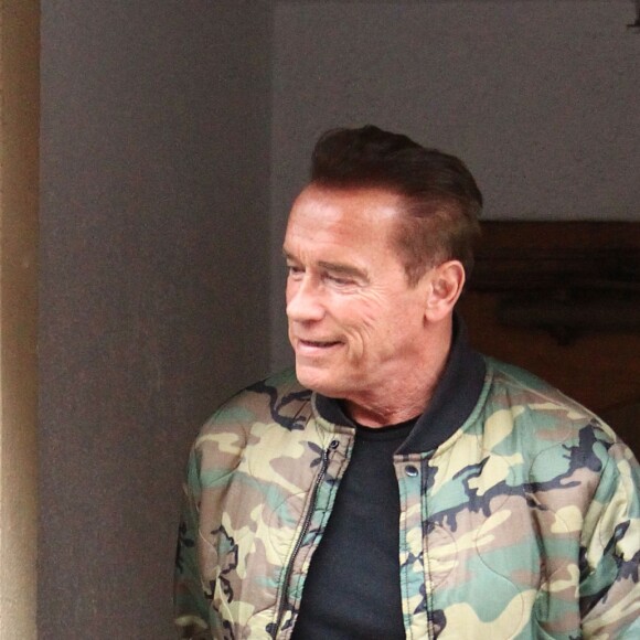 Arnold Schwarzenegger sort d'un cabinet médical avec une attelle à la jambe droite, à Beverly Hills. Los Angeles, le 4 janvier 2017.