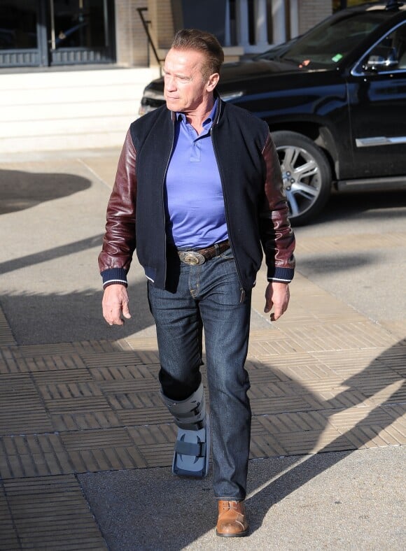 Arnold Schwarzenegger, une attelle à la jambe droite, fait du shopping à Beverly Hills, le 16 décembre 2016