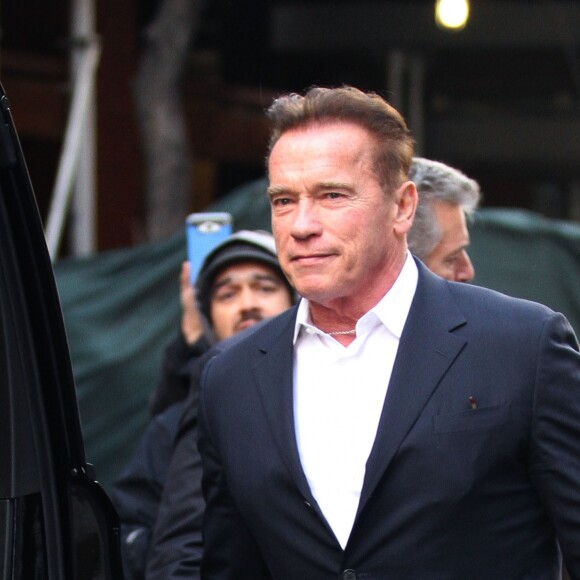 Arnold Schwarzenegger, une attelle à la jambe droite, est allé déjeuner au restaurant Nellos à New York, le 15 décembre 2016