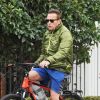 Exclusif - Arnold Schwarzenegger fait du vélo à Santa Monica avec une attelle à la jambe droite le 12 décembre 2016.  Actor Arnold Schwarzenegger goes for a bike ride in Santa Monica, California on December 12, 2016. He wore a splint on his right leg, but didn't seemed phased as he kept pace with his friend that he was out with.NO USE W/O PRIOR AGREEMENT - CALL FOR PRICING12/12/2016 - Santa Monica
