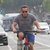 Exclusif - Arnold Schwarzenegger reprend son vélo après son cours de gym malgré son attele à la jambe, à Los Angeles, le 11 décembre 2016.11/12/2016 - Los Angeles