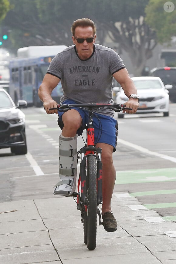 Exclusif - Arnold Schwarzenegger reprend son vélo après son cours de gym malgré son attele à la jambe, à Los Angeles, le 11 décembre 2016.11/12/2016 - Los Angeles