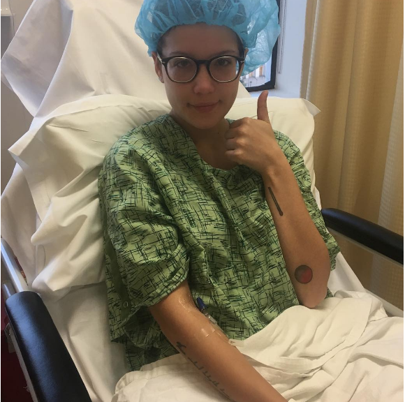 La chanteuse Halsey hospitalisée après avoir subi plusieurs opérations pour traiter l'endométriose dont elle souffre. Photo publiée sur Instagram le 7 janvier 2016