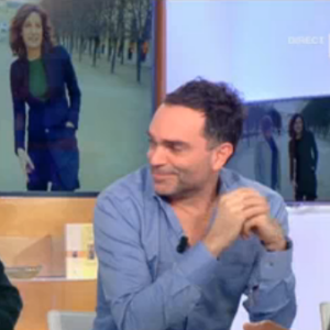 Yann Moix révèle involontairement le sexe du bébé de Léa Salamé en direct dans "C à vous" sur France 5 le 9 janvier 2017.