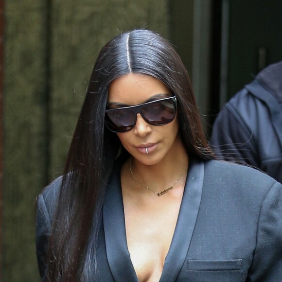 Exclusif - Kim Kardashian s'est rendue chez le médecin à Los Angeles, c'est le même médecin qu'elle avait consulté pour les soins prénataux lors de ses accouchements; Elle porte un jean très déchiré et un percing sur la lèvre inférieur à Los Angeles le 5 janvier 2017