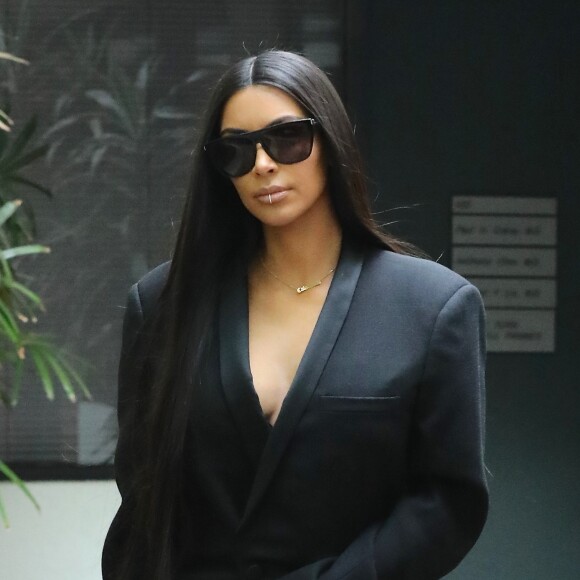 Exclusif - Kim Kardashian s'est rendue chez le médecin à Los Angeles, c'est le même médecin qu'elle avait consulté pour les soins prénataux lors de ses accouchements; Elle porte un jean très déchiré et un percing sur la lèvre inférieur à Los Angeles le 5 janvier 2017