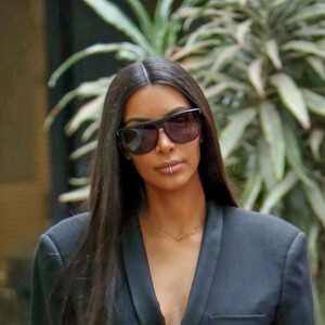 Exclusif - Kim Kardashian s'est rendue chez le médecin à Los Angeles, c'est le même médecin qu'elle avait consulté pour les soins prénataux lors de ses accouchements; Elle porte un jean très déchiré et un percing sur la lèvre inférieur à Los Angeles le 5 janvier 2017