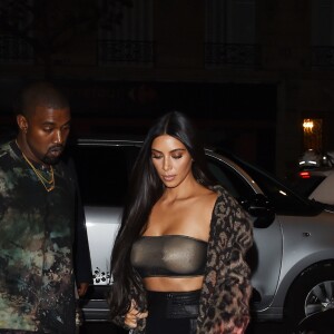 Kim Kardashian et Kanye West à la sortie du défilé "Off White" lors de la Fashion Week de Paris, le 29 septembre 2016.