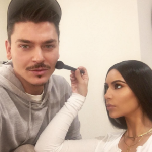 Kim Kardashian prépare son séjour à Dubaï avec le maquilleur Mario Dedivanovic. Photo publiée sur Instagram le 9 janvier 2016