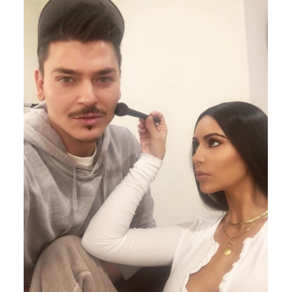 Kim Kardashian prépare son séjour à Dubaï avec le maquilleur Mario Dedivanovic. Photo publiée sur Instagram le 9 janvier 2016