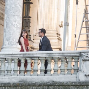 Semi-exclusif - Dakota Johnson et Jamie Dornan tournent une scène du film "50 nuances plus sombres" sur le balcon de l'Opéra Garnier à Paris le 18 juillet 2016.