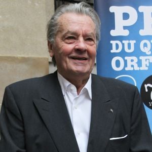 Alain Delon - Remise du 70ème prix du polar "Quai des Orfèvres 2017" par la marraine l'actrice Alice Taglioni, à Pierre Pouchairet pour son livre "Mortels Traffics" à Paris. Le 15 novembre 2016