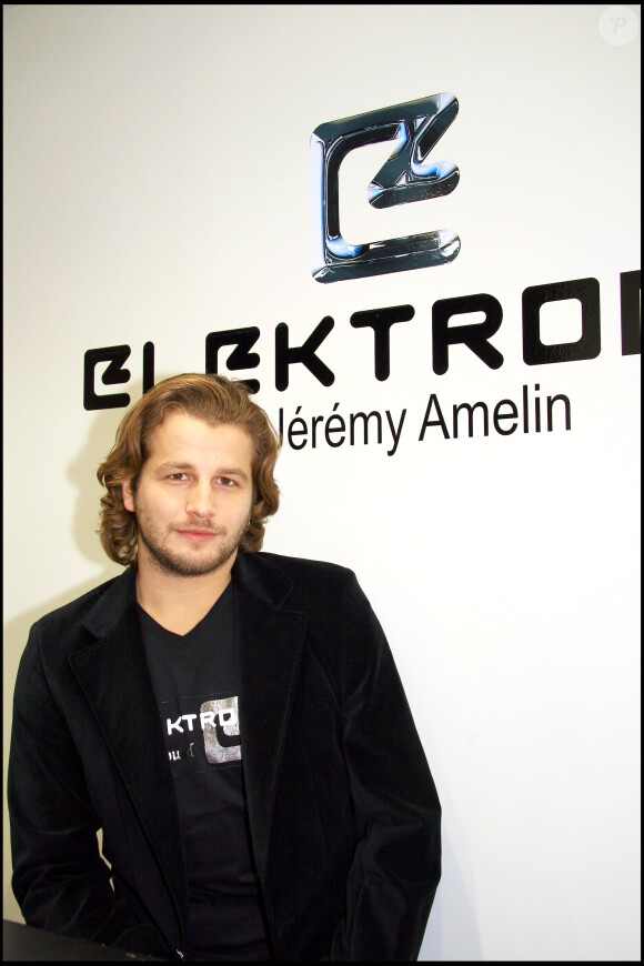Exclu - Le chanteur Jérémy Amelin dans sa boutique de Paris où il présente sa marque Elektrode, le 14 janvier 2008