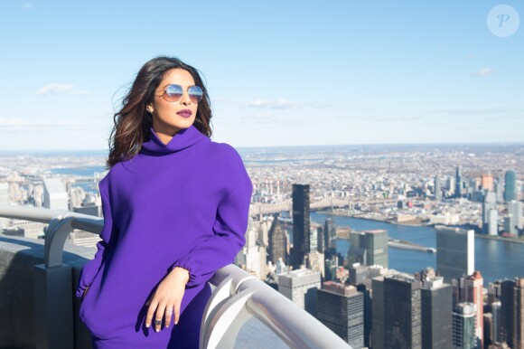 Priyanka Chopra pose au sommet de l'Empire State Building à New York, le 11 novembre 2016.