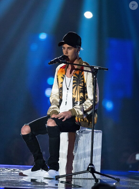 Justin Bieber (Meilleur artiste masculin international) à la Cérémonie des BRIT Awards 2016 à l'O2 Arena à Londres, le 24 février 2016.