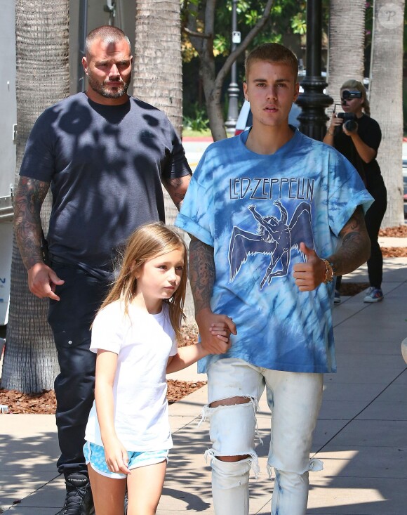 Justin Bieber fait du shopping avec sa petite soeur Jazmyn et lui achète une poupée chez American Girls à Los Angeles le 2 septembre 2016.