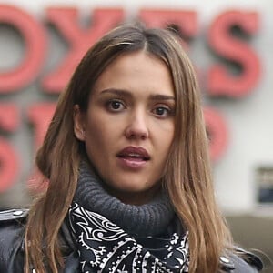 Jessica Alba est allée chercher un café à emporter avec des amis à Los Angeles, Californie, Etats-Unis, le 3 janvier 2017.