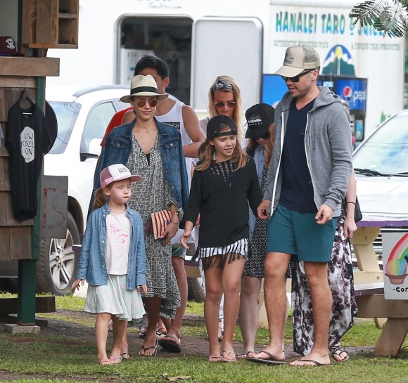 Jessica Alba en famille avec son mari Cash Warren et ses filles Honor et Haven profitent de leur journée à Hawaï le 30 décembre 2016