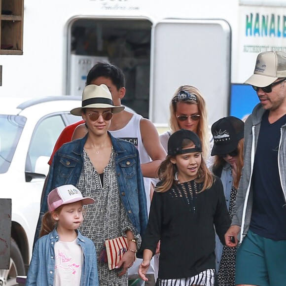 Jessica Alba en famille avec son mari Cash Warren et ses filles Honor et Haven profitent de leur journée à Hawaï le 30 décembre 2016