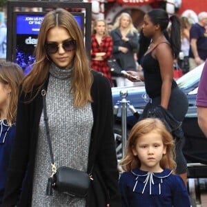 Jessica Alba se promène en famille avec son mari Cash Warren et ses filles Honor et Haven à The Grove à Los Angeles, le 19 novembre 2016