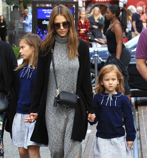 Jessica Alba se promène en famille avec son mari Cash Warren et ses filles Honor et Haven à The Grove à Los Angeles, le 19 novembre 2016