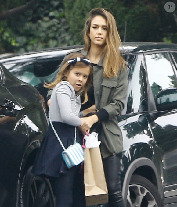 Jessica Alba emmène sa fille Honor Warren à une fête privée à Beverly Hills, le 30 octobre 2016