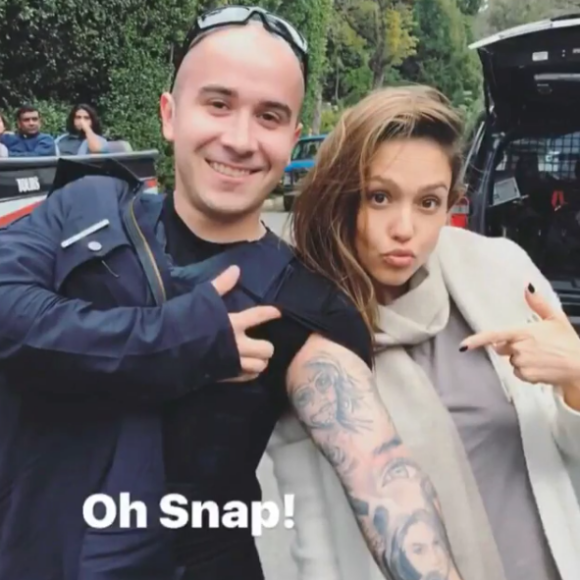 Jessica Alba lors de sa rencontre avec un policier le 15 janvier 2017 à Los Angeles. Le fan arbore un tatouage représentant le visage de l'actrice sur son bras gauche.