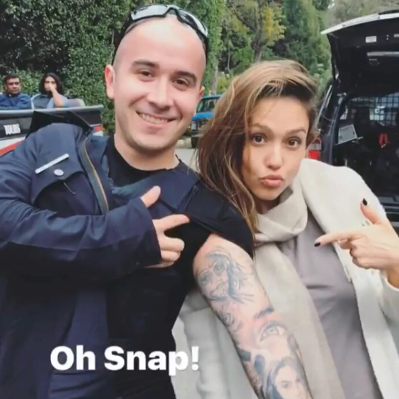 Jessica Alba lors de sa rencontre avec un policier le 15 janvier 2017 à Los Angeles. Le fan arbore un tatouage représentant le visage de l'actrice sur son bras gauche.