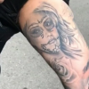 Jessica Alba lors de sa rencontre avec un policier le 15 janvier 2017 à Los Angeles. Le fan arbore un tatouage représentant le visage de l'actrice sur son bras gauche.