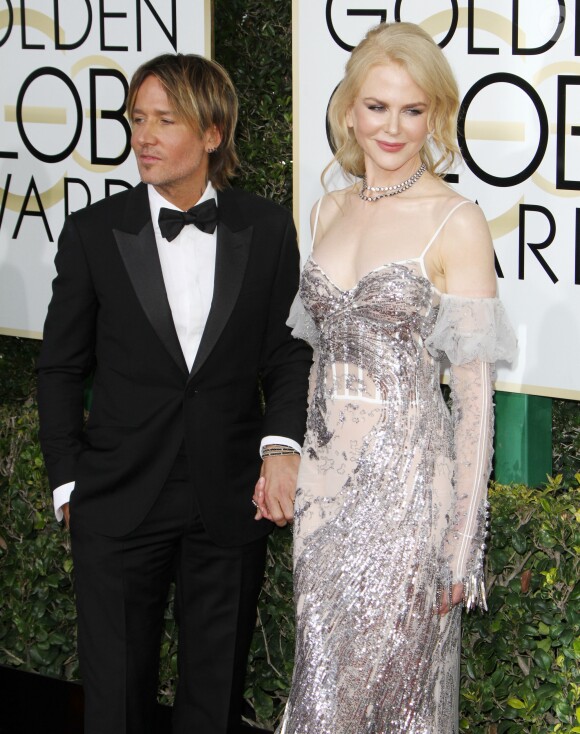 Keith Urban et sa femme Nicole Kidman portant une robe Alexander McQueen - 74ème cérémonie annuelle des Golden Globe Awards à Beverly Hills. Le 8 janvier 2017