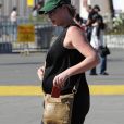Katherine Heigl très enceinte se balade avec son mari Josh Kelley à Pasadena, le 13 novembre 2016