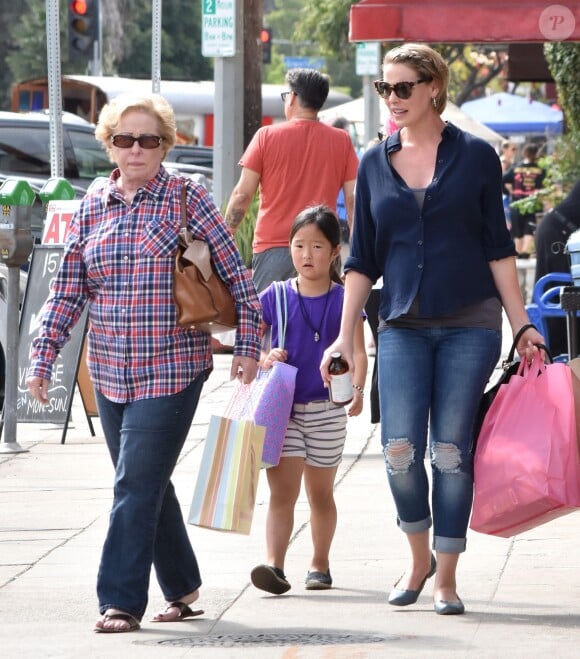 Katherine Heigl enceinte fait du shopping avec sa mère Nancy Heigl, sa fille Nancy Kelley, son mari Josh Kelley et son autre fille Adelaide à Glendale, le 23 octobre 2016