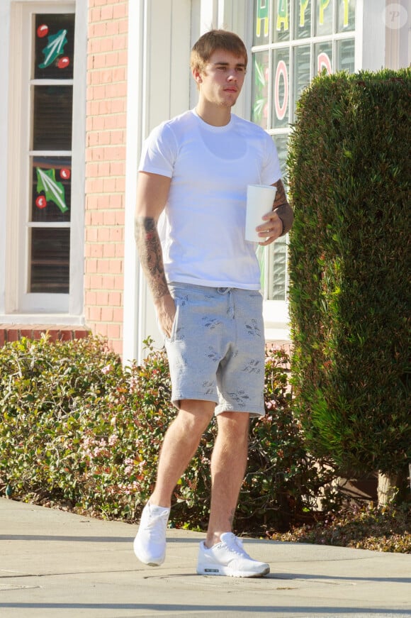Justin Bieber semble un peu fatigué à la sortie du restaurant Patty à Toluca Lake. Le chanteur avait récemment déclaré qu'il était célibataire et qu'il ne cherchait pas à rencontrer quelqu'un. Le 5 décembre 2016
