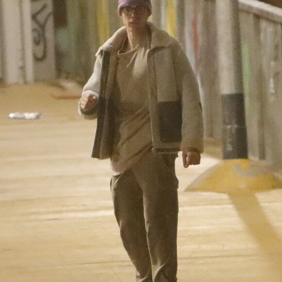 Exclusif - Justin Bieber s'est arrêté dans une station service pour acheter des gateaux et une boisson après avoir fait du skateboard dans les rues de Barcelone, le 21 novembre 2016
