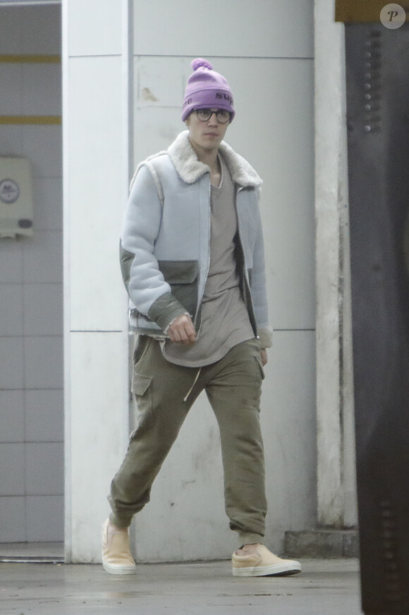 Exclusif - Justin Bieber s'est arrêté dans une station service pour acheter des gateaux et une boisson après avoir fait du skateboard dans les rues de Barcelone, le 21 novembre 2016