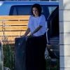 Exclusif - Ariel Winter décharge ses bagages de sa voiture à Los Angeles le 13 janvier 2017