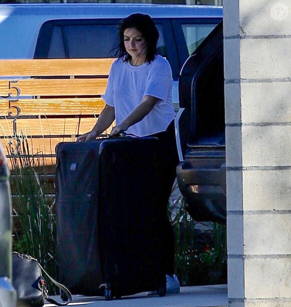 Exclusif - Ariel Winter décharge ses bagages de sa voiture à Los Angeles le 13 janvier 2017