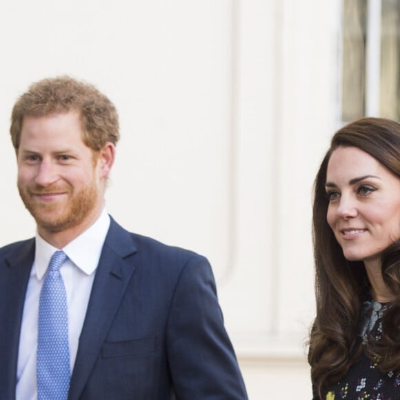 La duchesse Catherine de Cambridge, le prince William et le prince Harry étaient réunis le 17 janvier 2017 à l'Institut d'art contemporain de Londres pour une réunion de leur association Heads Together en vue du marathon de Londres au mois d'avril, où Heads Together sera l'Association de l'année.