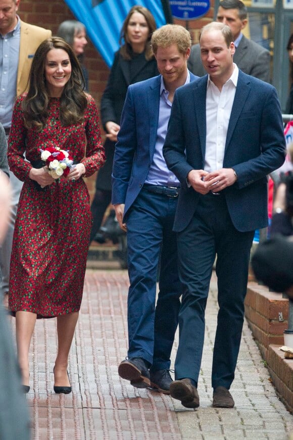 La duchesse Catherine de Cambridge, le prince William et le prince Harry prenaient part le 19 décembre 2016 à l'assemblée générale et la fête de Noël de leur association Heads Together, à Londres.