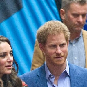 La duchesse Catherine de Cambridge, le prince William et le prince Harry prenaient part le 19 décembre 2016 à l'assemblée générale et la fête de Noël de leur association Heads Together, à Londres.