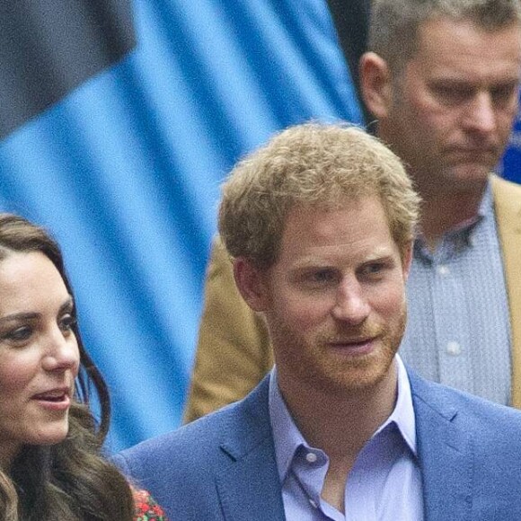 La duchesse Catherine de Cambridge, le prince William et le prince Harry prenaient part le 19 décembre 2016 à l'assemblée générale et la fête de Noël de leur association Heads Together, à Londres.