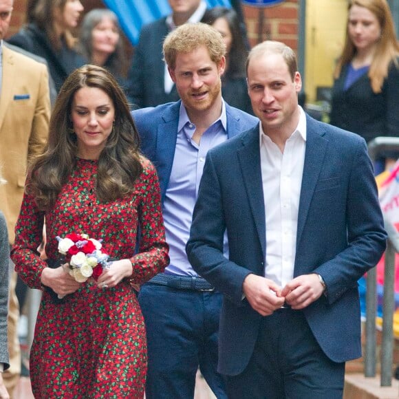 La duchesse Catherine de Cambridge, le prince William et le prince Harry prenaient part le 19 décembre 2016 à l'assemblée générale et la fête de Noël de leur association Heads Together, à Londres.