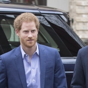 La duchesse Catherine de Cambridge, le prince William et le prince Harry prenaient part le 19 décembre 2016 à l'assemblée générale et la fête de Noël de leur association Heads Together, à Londres.