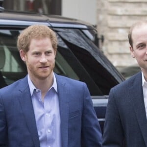 La duchesse Catherine de Cambridge, le prince William et le prince Harry prenaient part le 19 décembre 2016 à l'assemblée générale et la fête de Noël de leur association Heads Together, à Londres.