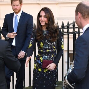 La duchesse Catherine de Cambridge, le prince William et le prince Harry arrivent le 17 janvier 2017 à l'Institut d'art contemporain de Londres pour une réunion de leur association Heads Together en vue du marathon de Londres au mois d'avril, où Heads Together sera l'Association de l'année.